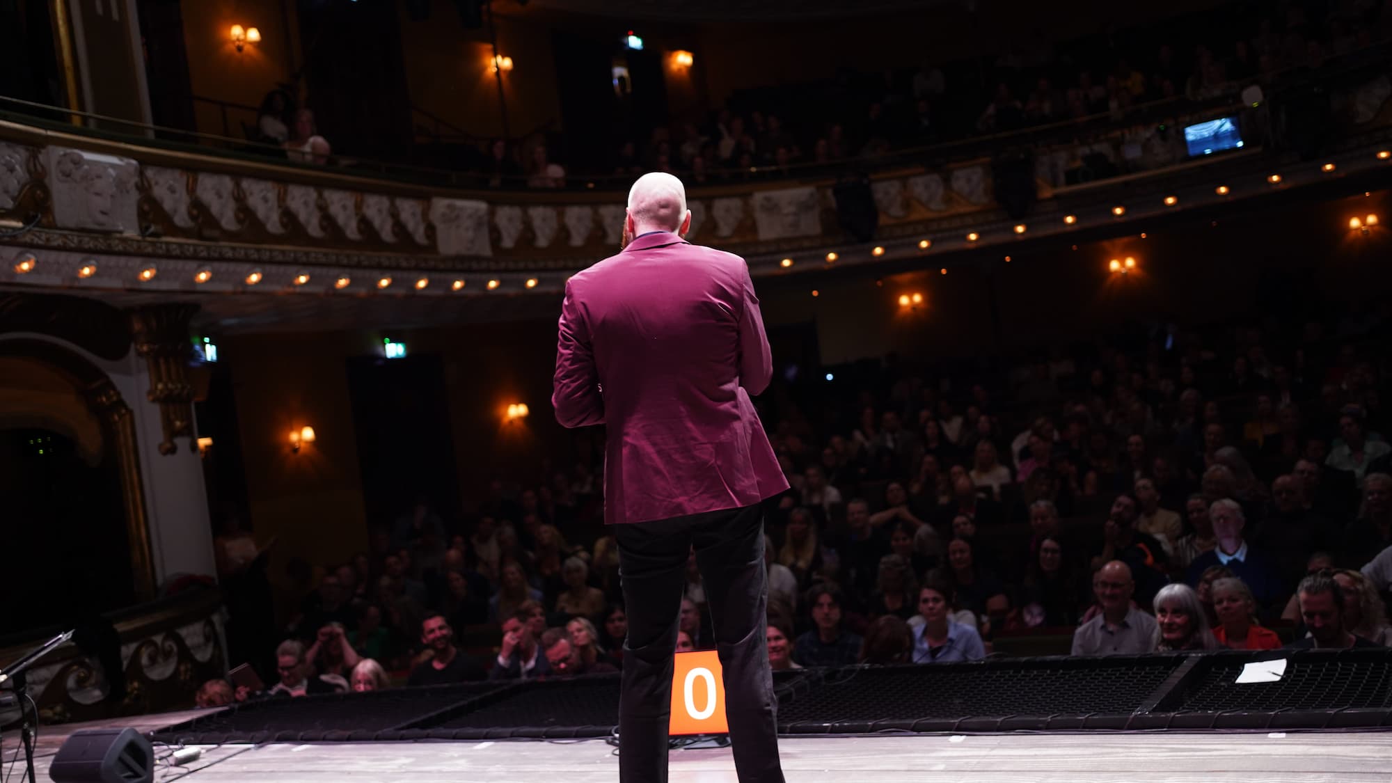 Eric Bergström föreläser på scen