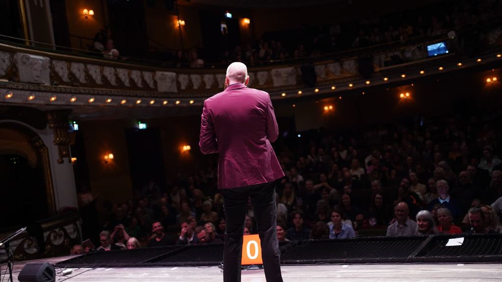 Eric Bergström på scen – Trygghetsknarkaren kommer till Malmö